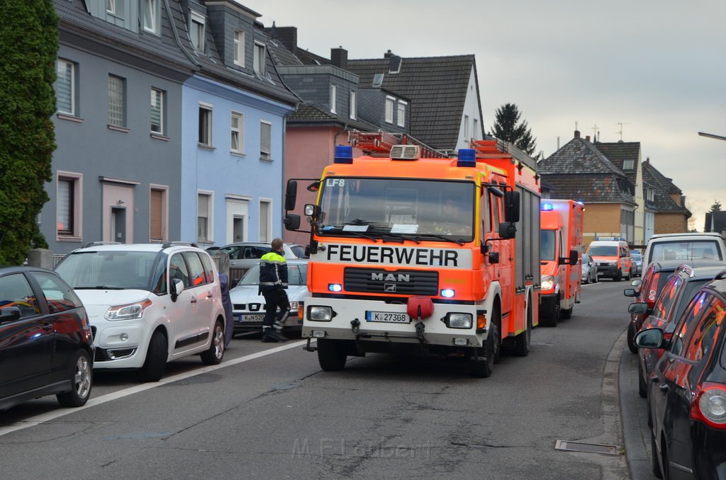 Einsatz BF Messerstecherei Koeln Ostheim Servatiusstr P05.JPG - Miklos Laubert